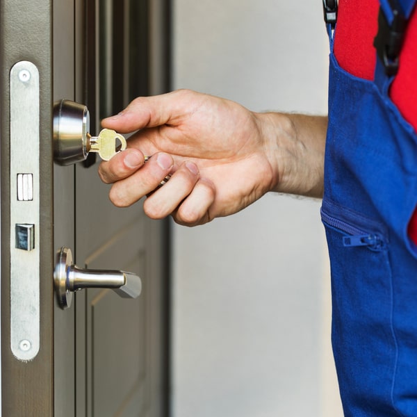 en cerrajería residencial ofrecemos instalación y mantenimiento de sistemas de seguridad inteligente para el hogar